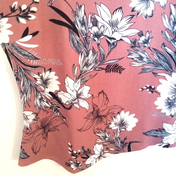 Spring Floral Knit Crepe V-Neckline Top - Picture 10 of 11